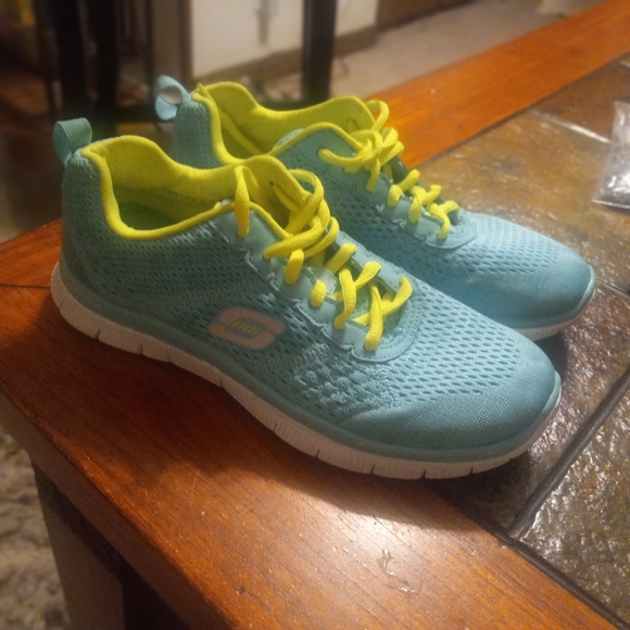 Skechers Shoes - Skechers memory foam sneaker size 6